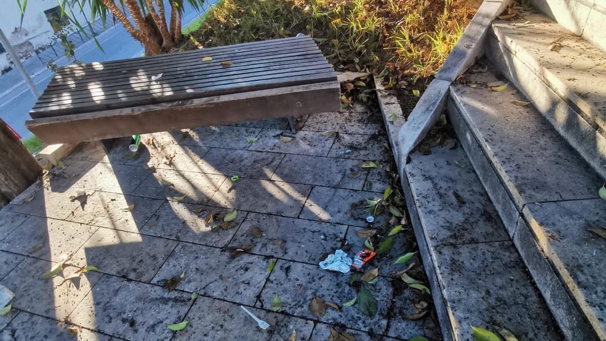 Estado que presenta una escalera en una zona verde de Baena.