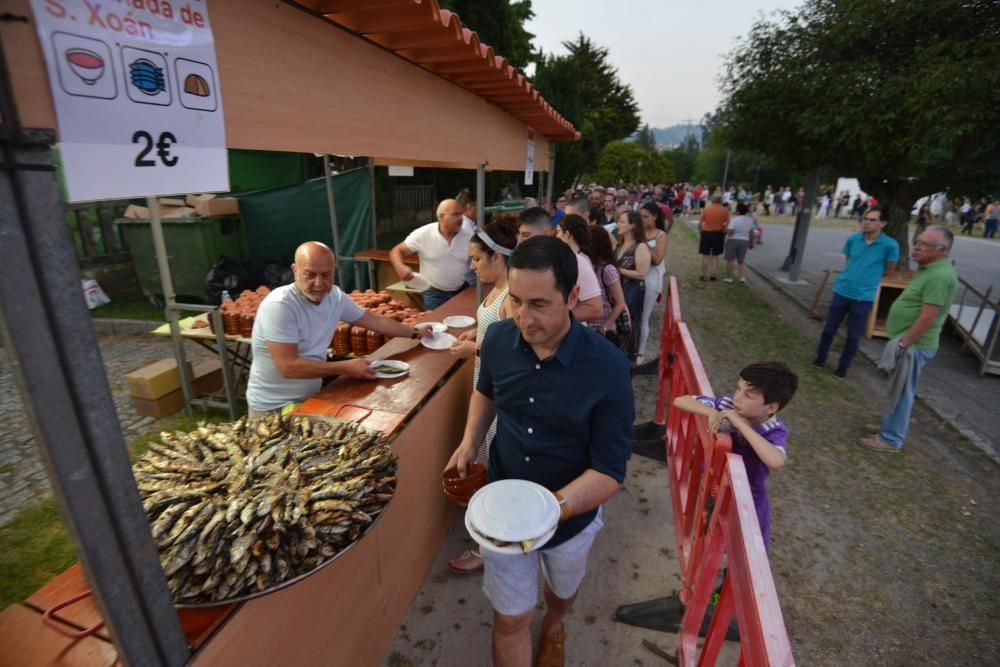 Cientos de personas de toda la comarca acudieron al recinto de A Reiboa para celebran San Xoán entre sardinas, atracciones y fuego.