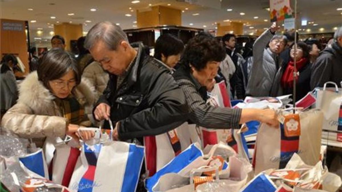 Compras de bolsas de la suerte en Año Nuevo en Tokio, Japón.