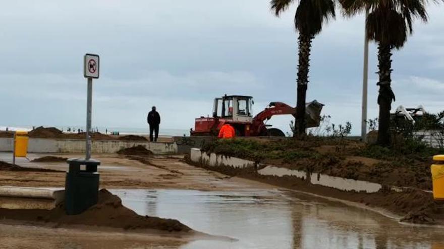 Limpieza de las playas de València tras el temporal