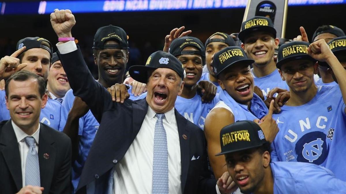 Roy Williams, técnico de North Carolina, celebra con su equipo el pase a la final four ante la universidad de Notre Dame.