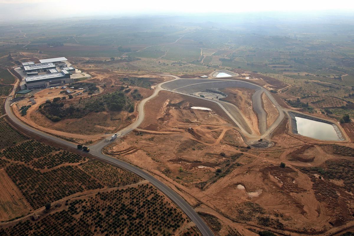 La planta y el vertedero de Caudete de las Fuentes.