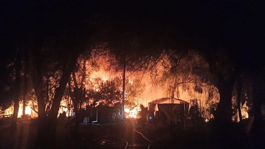 Zahlreiche Einsatzkräfte mussten gegen die teils meterhohen Flammen ankämpfen