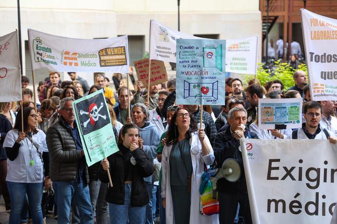 Médicos en huelga frente al hospital Clínico de València en el tercer día del paro