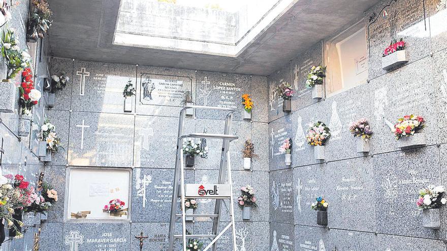 La falta de lápidas se debe a un robo en el cementerio de Cáceres