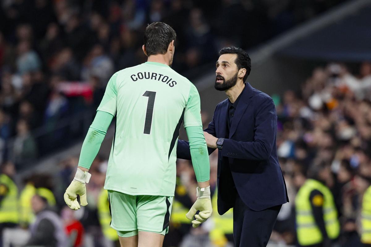 El entrenador del Real Madrid, Álvaro Arbeloa (d), da instrucciones al portero Thibaut Courtois (i) durante el partido de LaLiga.