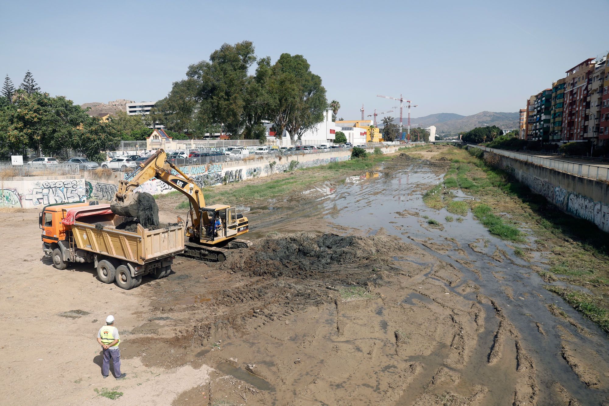 Trabajos de limpieza en el cauce del río Guadalmedina