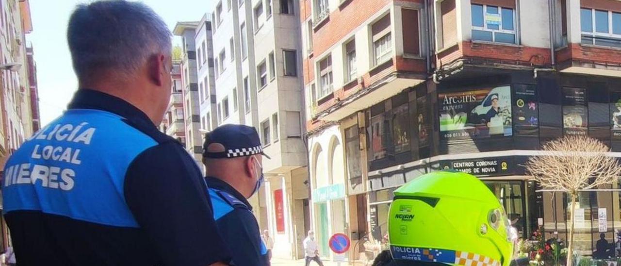 Dos agentes de la Policía Local de Mieres. | LNE