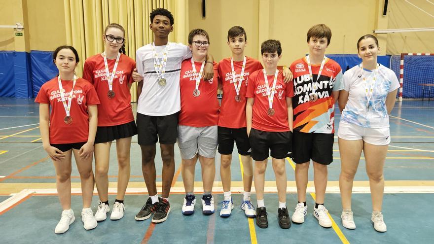 Deportistas del Bádminton Xàtiva con las medallas conseguidas en el campeonato celebrado en El Campello.