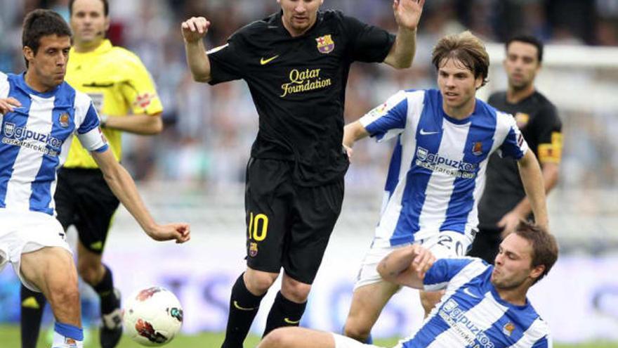 Messi, que salió al campo con 2-2, presionado por los realistas Xabi Prieto, Ilarramendi y Demidov.