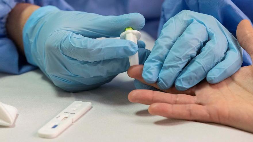 Varias áreas de salud deciden hacer pruebas en sangre a todos sus empleados