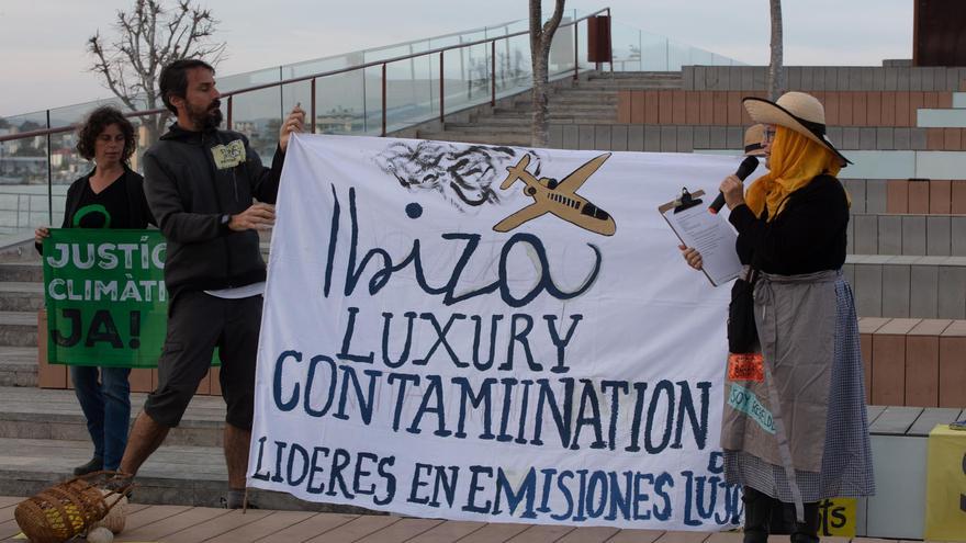Protesta contra la «contaminación del lujo» de los jets en Ibiza