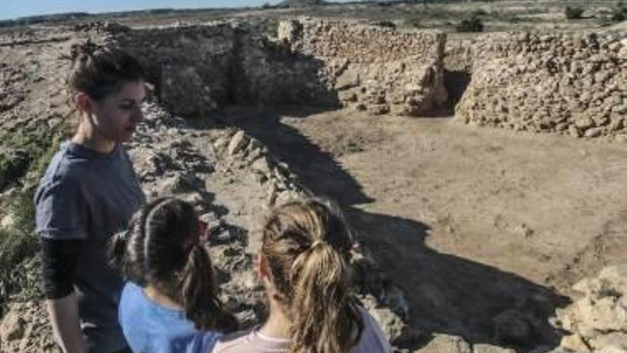 Los visitantes pudieron comprobar ayer los trabajos arqueológicos que se están realizando en el poblado fenicio del cabezo del Estaño.
