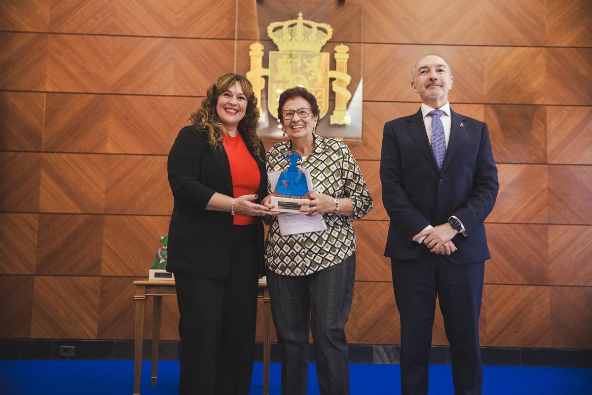 La subdelegada entrega el premio a Pilar Añón.