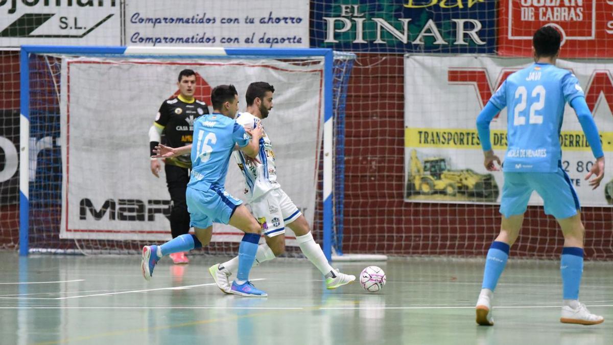 Un jugador del Atlético Benavente se dispone a dar un pase ante la presión rival.