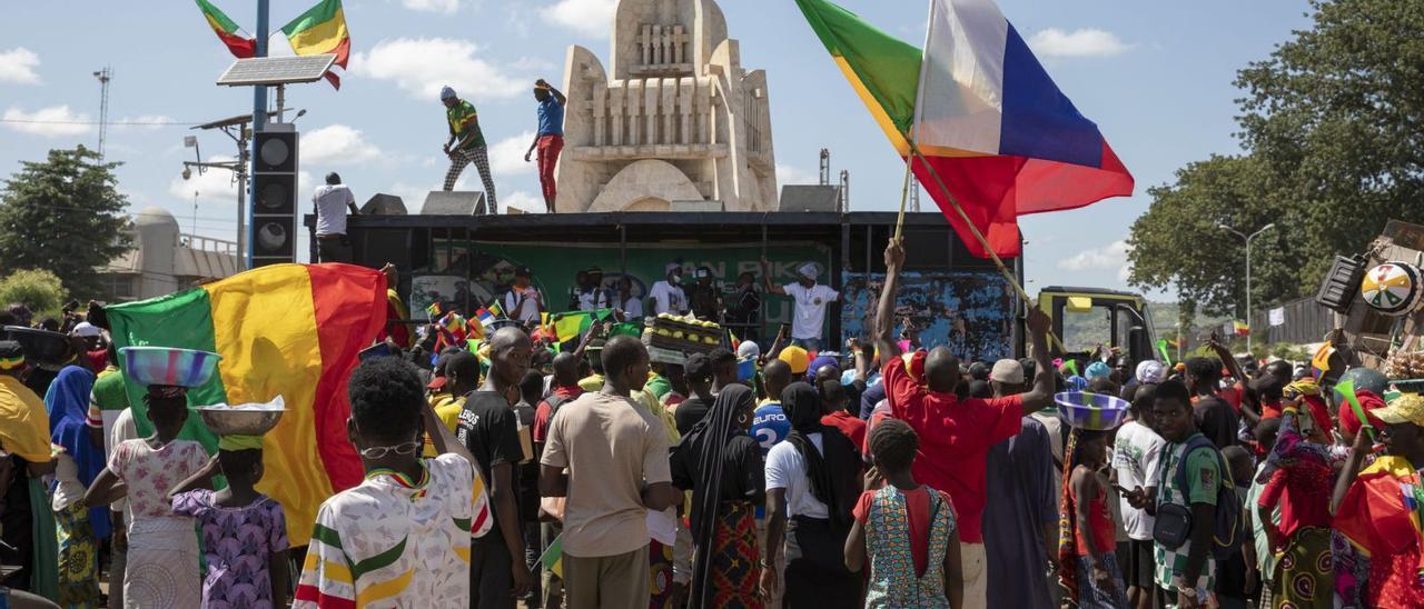 Un manifestante hondea una bandera rusa en Bamako en la celebración del Día de la Independencia de Malí, celebrado el jueves. | | EFE