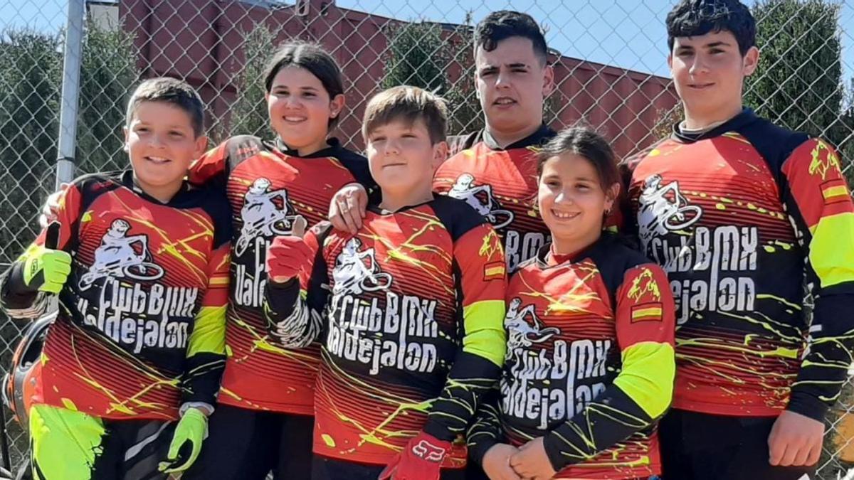 Los chicos y chicas del club lucharon por las primeras plazas de la competición en el circuito de Ricla en una mañana muy calurosa pero divertida. | SERVICIO ESPECIAL