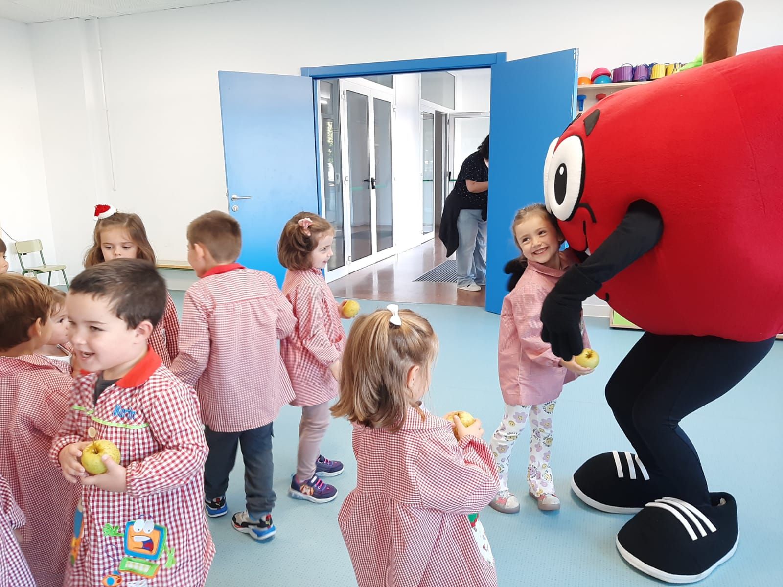 Los niños de Villaviciosa comen "Manzanina" para estar más sanos