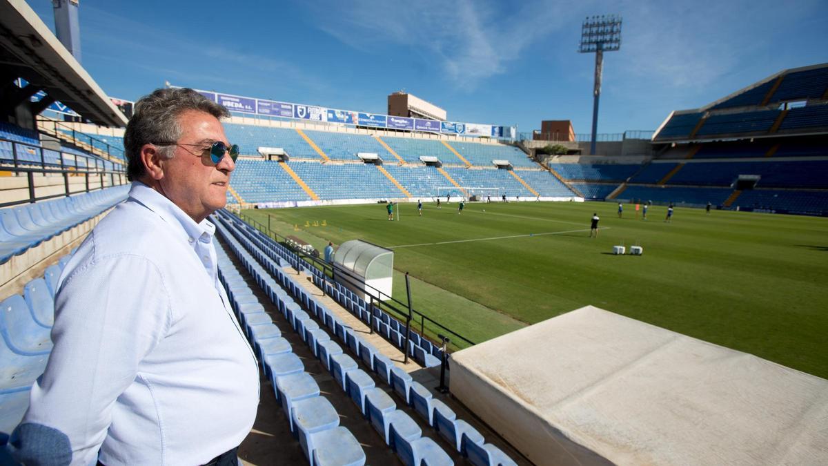 Enrique Ortiz observa el entrenamiento en el RIco Pérez.