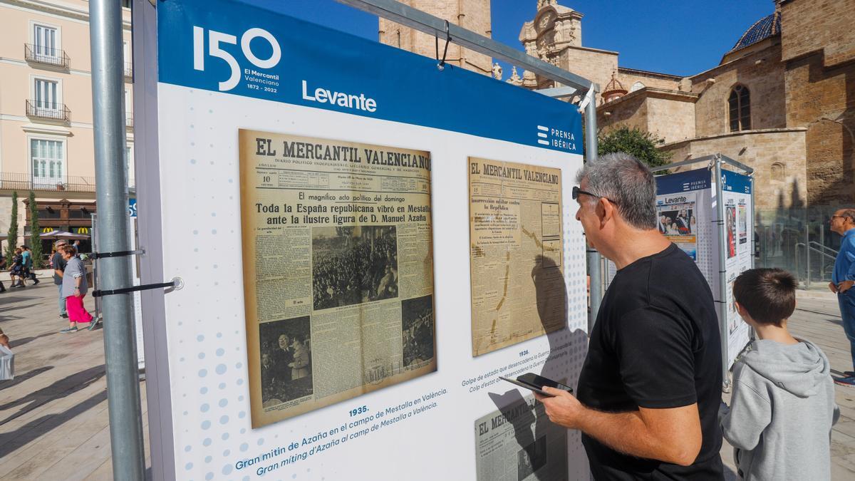 Marius y Arnau, frente a la portada del Golpe de Estado de 1936.