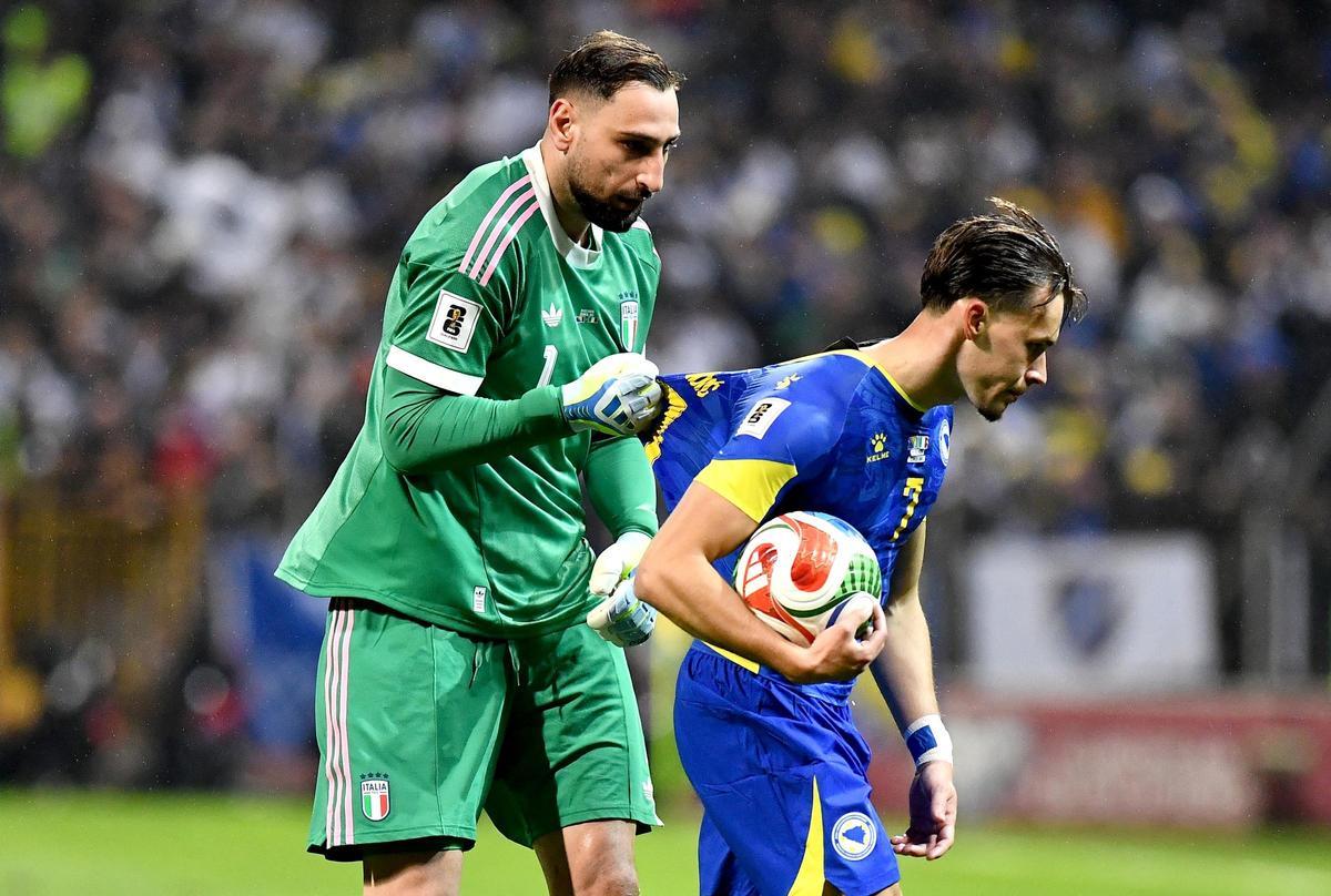 Donnarumma (izquierda), en el partido de Italia en Bosnia.