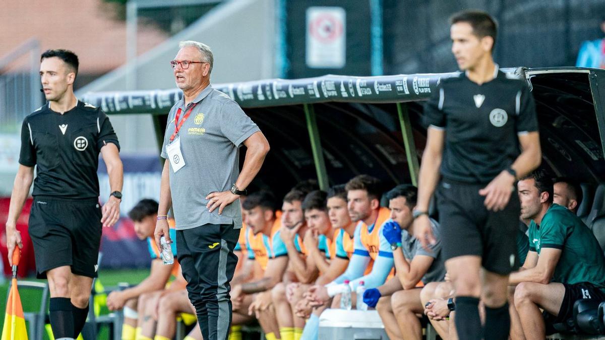 Miguel Álvarez seguirá dirigiendo al Villarreal B en Segunda, pero uno de sus auxiliares se marcha a entrenar al Juvenil A