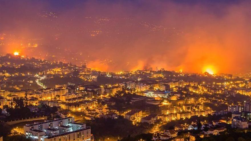 Un colosal incendio amenaza el centro de la capital de Madeira