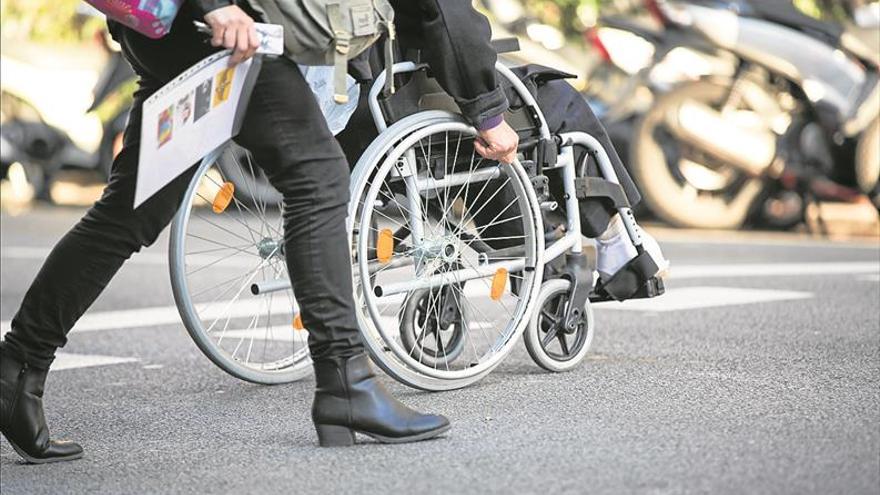 Una pizzería de València veta a varias personas en silla de ruedas