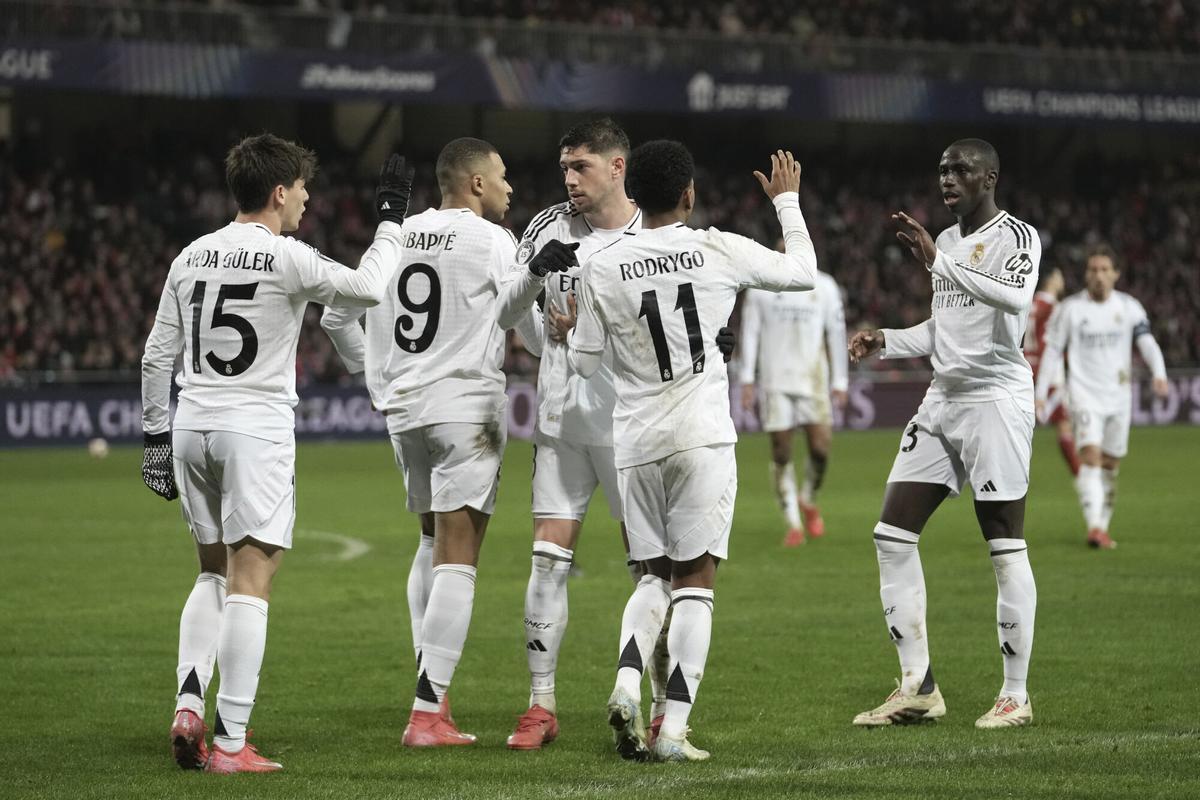 El Real Madrid celebra el segundo gol de Rodrygo ante el Brest.
