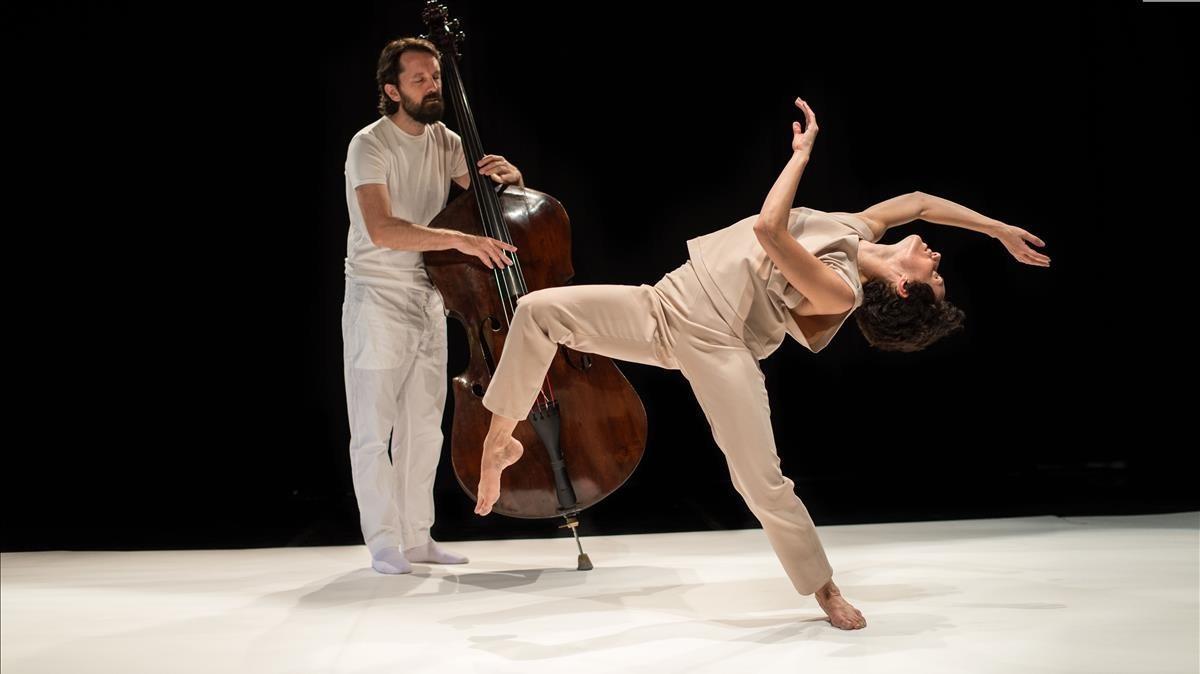 Pablo Martín Caminero i Melania Olcina en una escena del captivador Double Bach, creat amb el coreògraf Antonio Ruz.  
