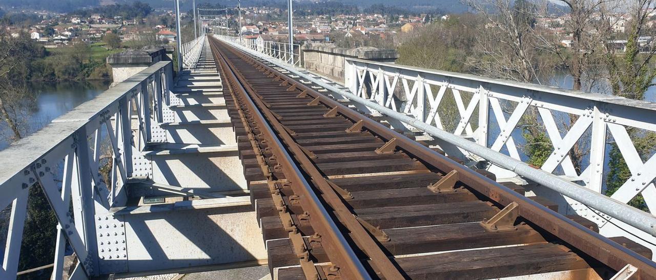 Vista del puente ferroviario
entre Tui y Valença. | 
 // MARTA G. BREA