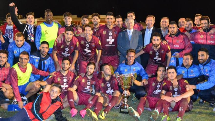 Los jugadores del Lorca, con el trofeo de campeones.