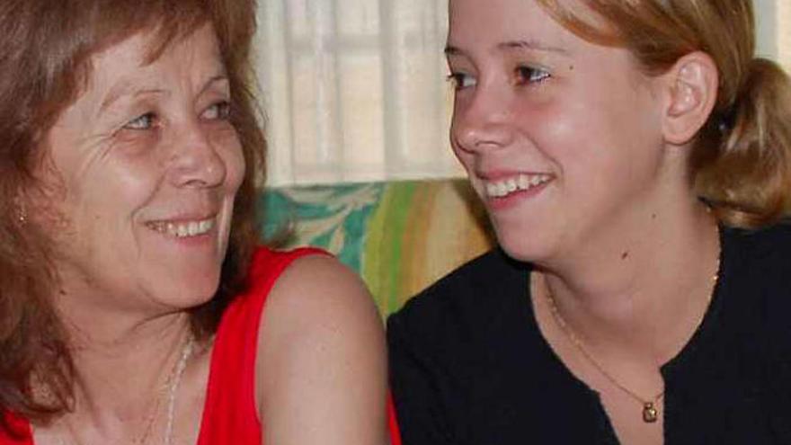 Verónica, junto a su madre, en una imagen de archivo.
