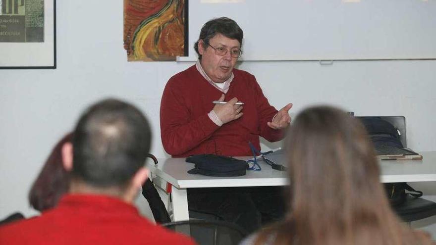 Horacio Montes, durante la charla que ofreció ayer en el Ateneo Obrero de La Calzada.