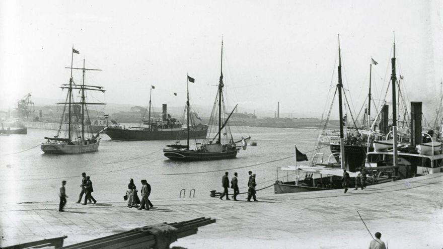 Vapores y veleros mercantes atracados y fondeados en el puerto, 1905-1910