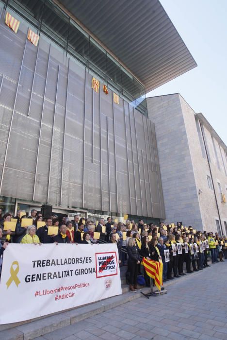 Els treballadors de la Generalitat de Girona fan un minut de silenci per protestar contra la repressió de la JEC