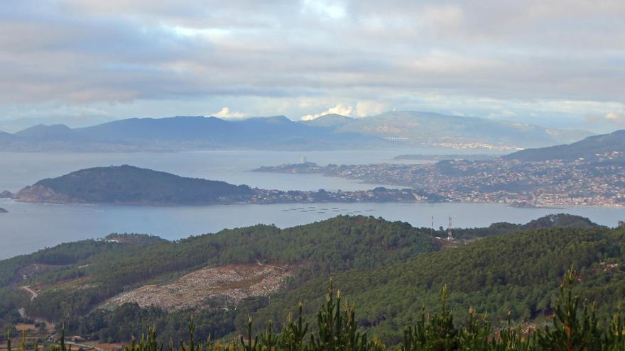 Vista panorámica de O Val Miñor y la ría de Vigo // Marta G. Brea