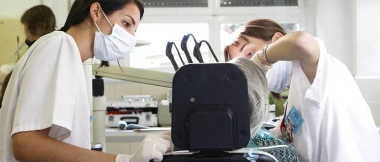 Alumnas de Odontología en una imagen de archivo.