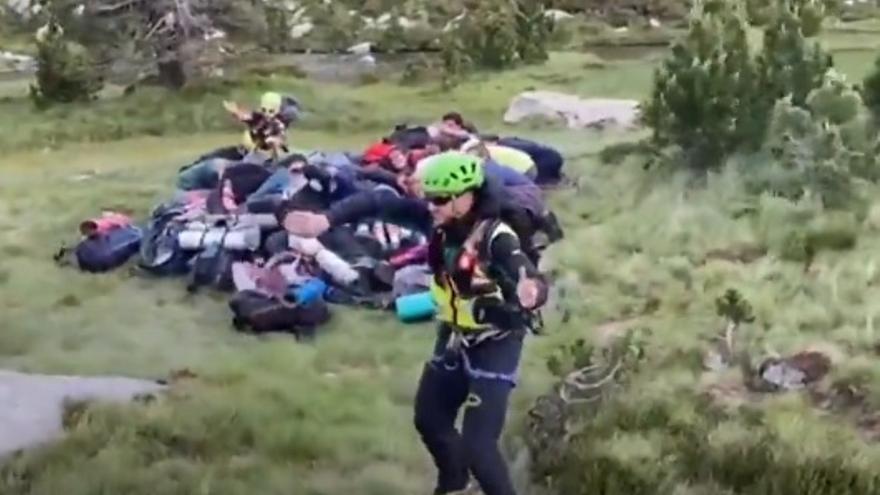 Vídeo del rescate de los 32 jóvenes en el Pirineo