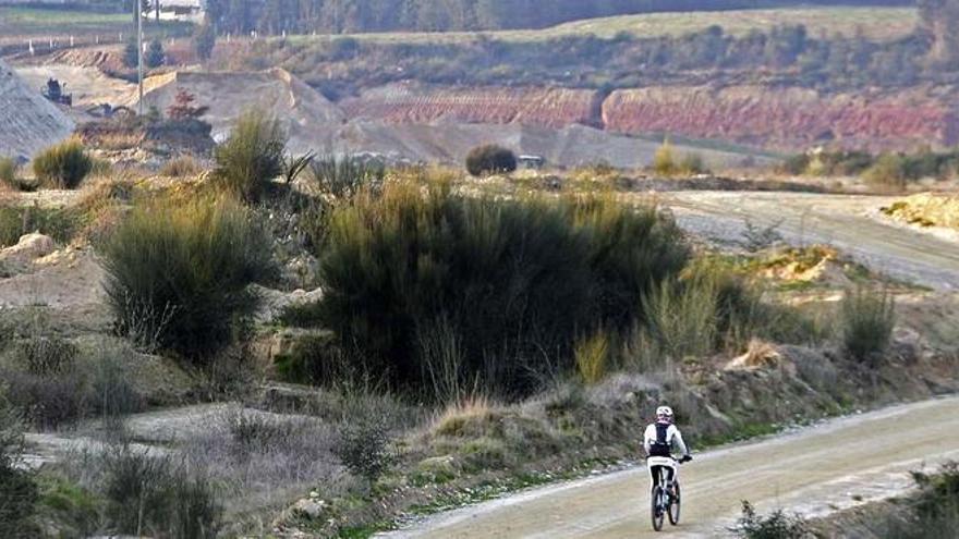 Un ciclista aprovecha uno de los viales de los terrenos de la Plisan para hacer deporte.