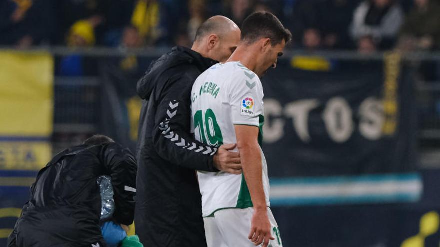 Claudio Medina, junto al doctor César Quesada abandonado el terreno de juego el pasado domingo en Cádiz