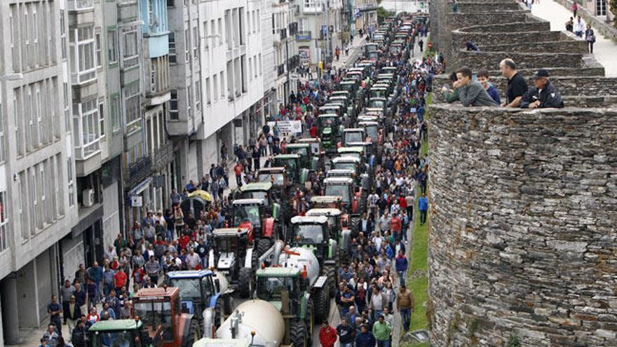 Miles de tractores rodearon Lugo el pasado jueves // X. Ponte/El Progreso