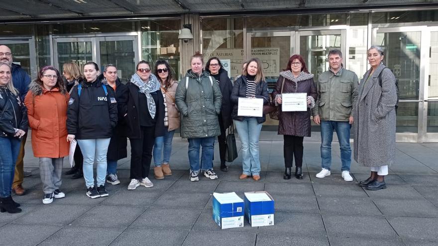 Los colegios recaban más de cuatro mil firmas de apoyo a la plataforma &quot;Inclusión es ser, no solo estar&quot;, que se presentó en Lugones