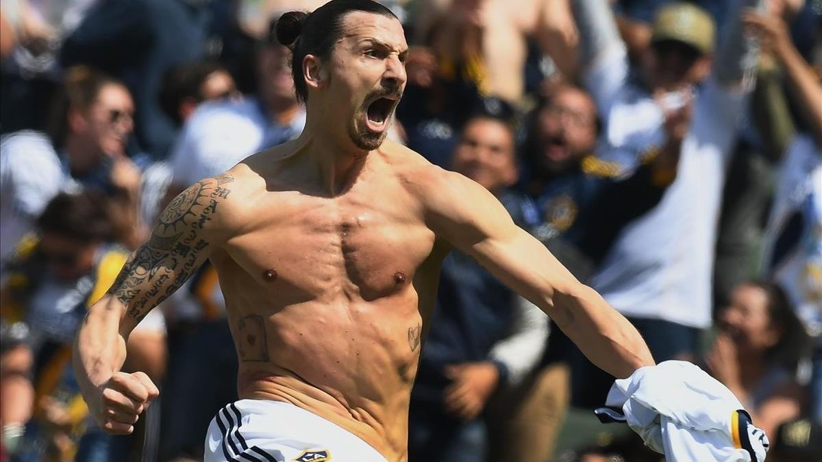 Ibrahimovic celebrando un gol con Los Ángeles Galaxy.