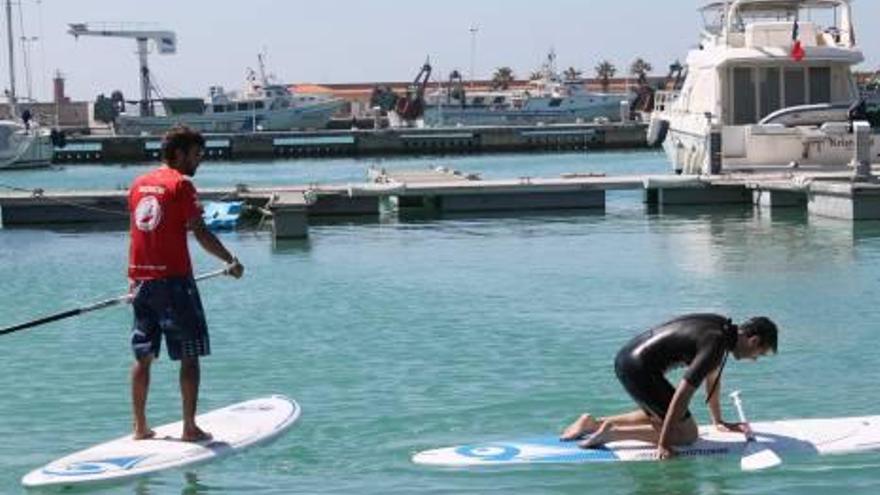 Dos alumnos practican «paddle surf» en Benicarló.