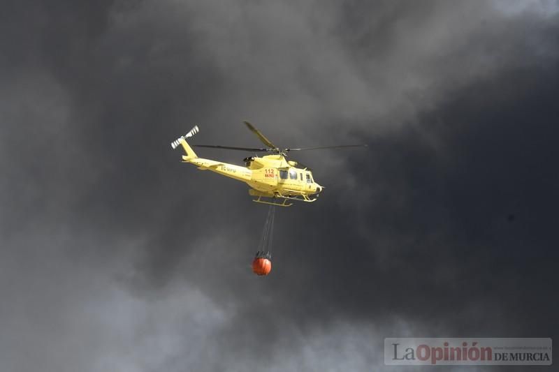 Imponentes llamas devoran una nave en Santomera