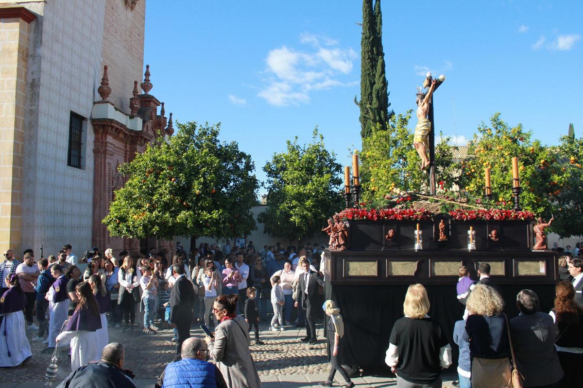 El Cristo de la Agonía sale en procesión por las calles de Palma del Río.