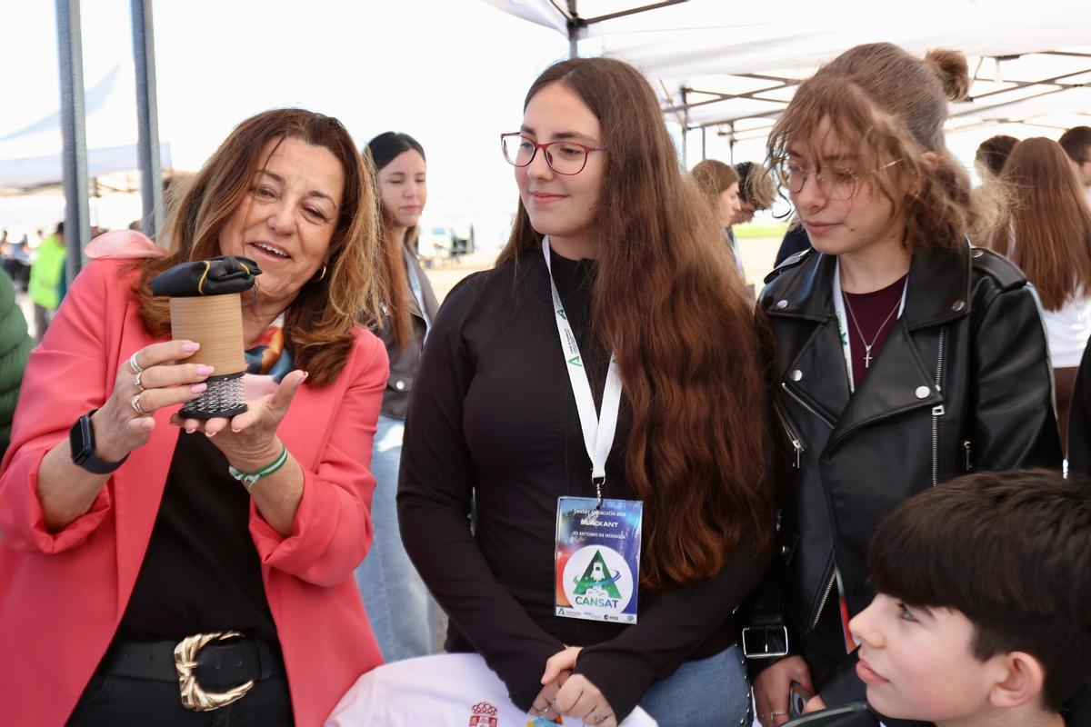 La consejera con alumnos participantes en el proyecto CanSat.