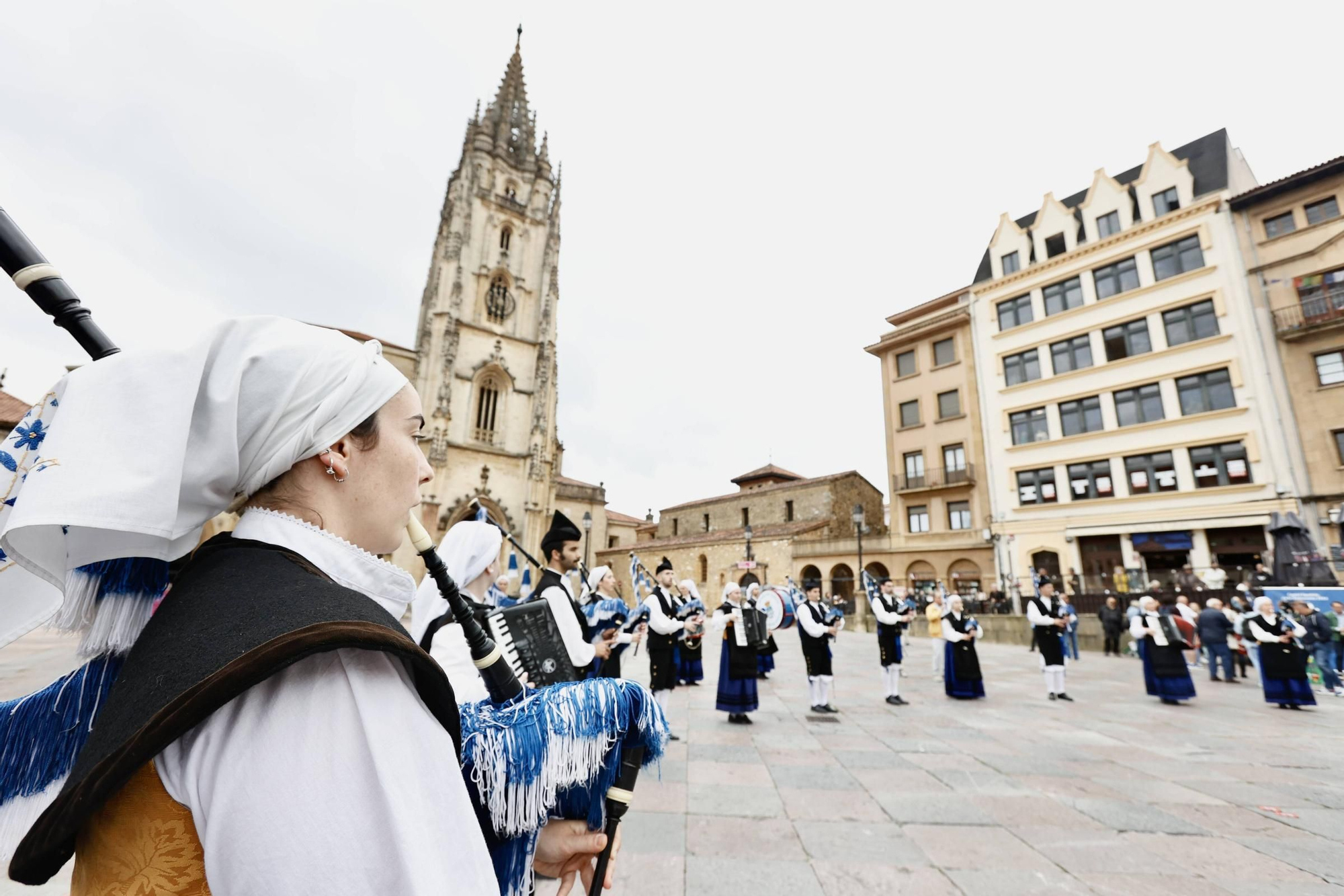 Cientos de brazos al aire junto a la Catedral de Oviedo para que la sidra sea patrimonio de la humanidad
