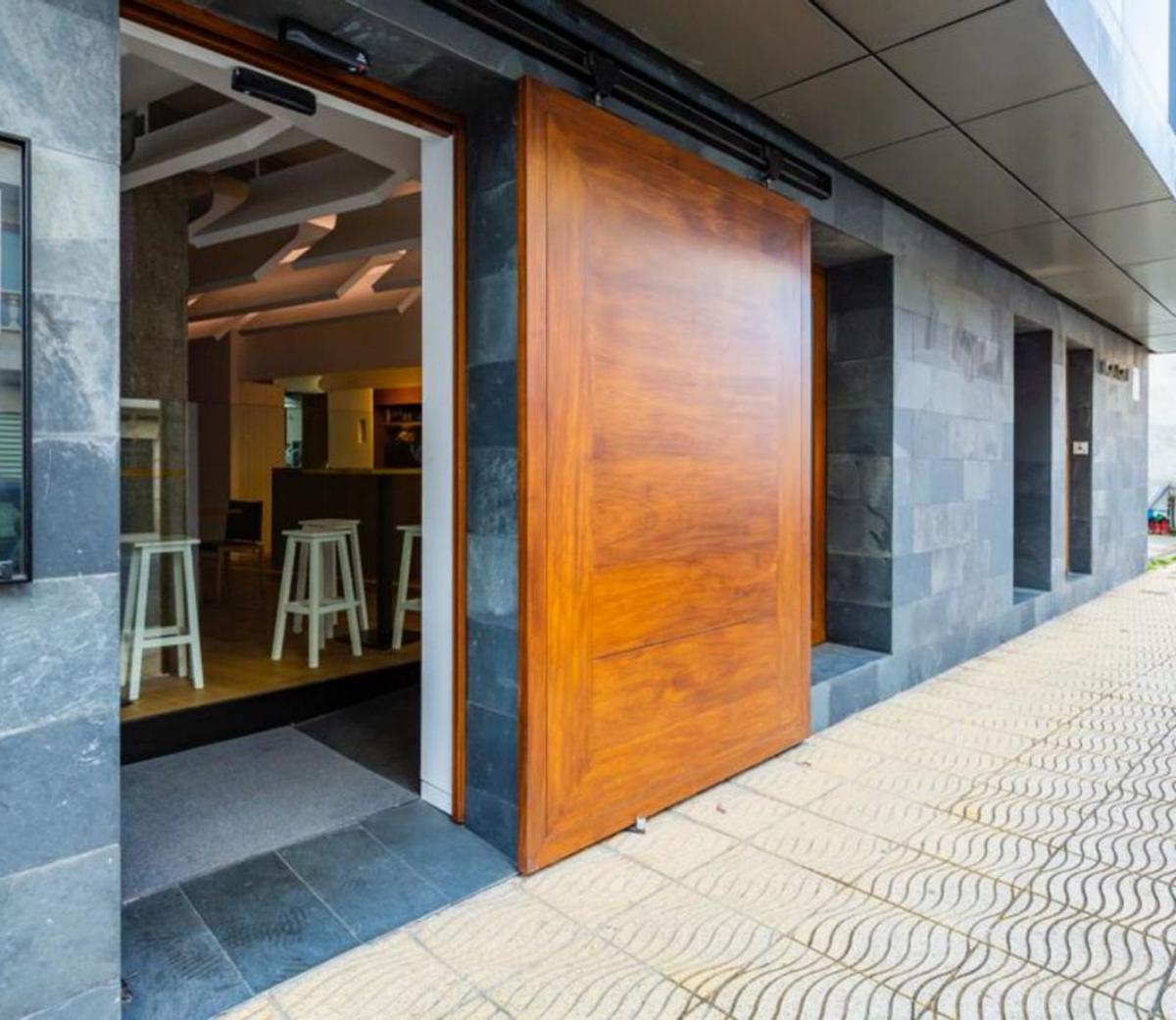 Puerta corredera de acceso al local. |   // CEDIDA